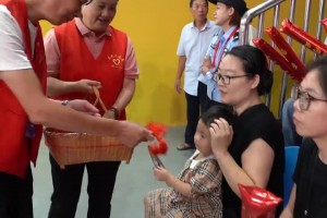 把祝福編進(jìn)中國(guó)結(jié)！這波村里60、70歲老人打造中式浪漫你接到了嗎